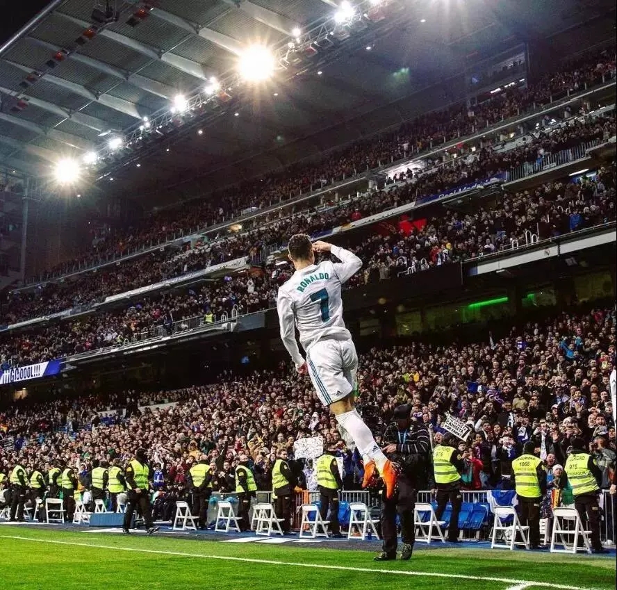 英雄出少年！17岁小胡子凌空抽射：欧冠3连斩创纪录 身价2000万欧（少年成名！17岁“小胡子”凌空破门，欧冠三连斩刷新纪录，身价2000万欧）