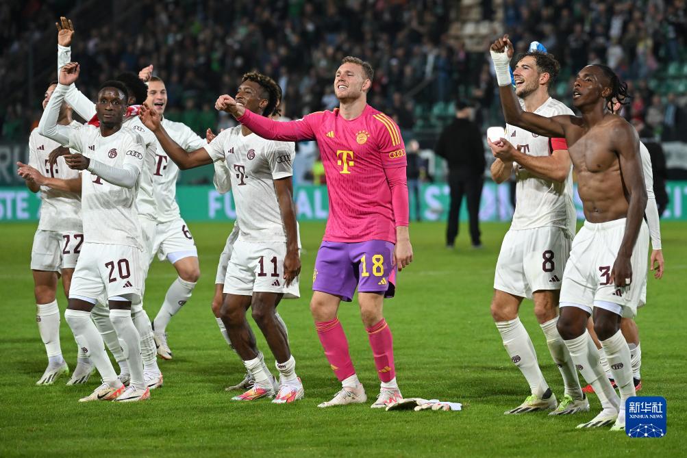 斯洛特执教利物浦遭遇挑战，进攻防守问题突出，萨拉赫争议，压力倍增。