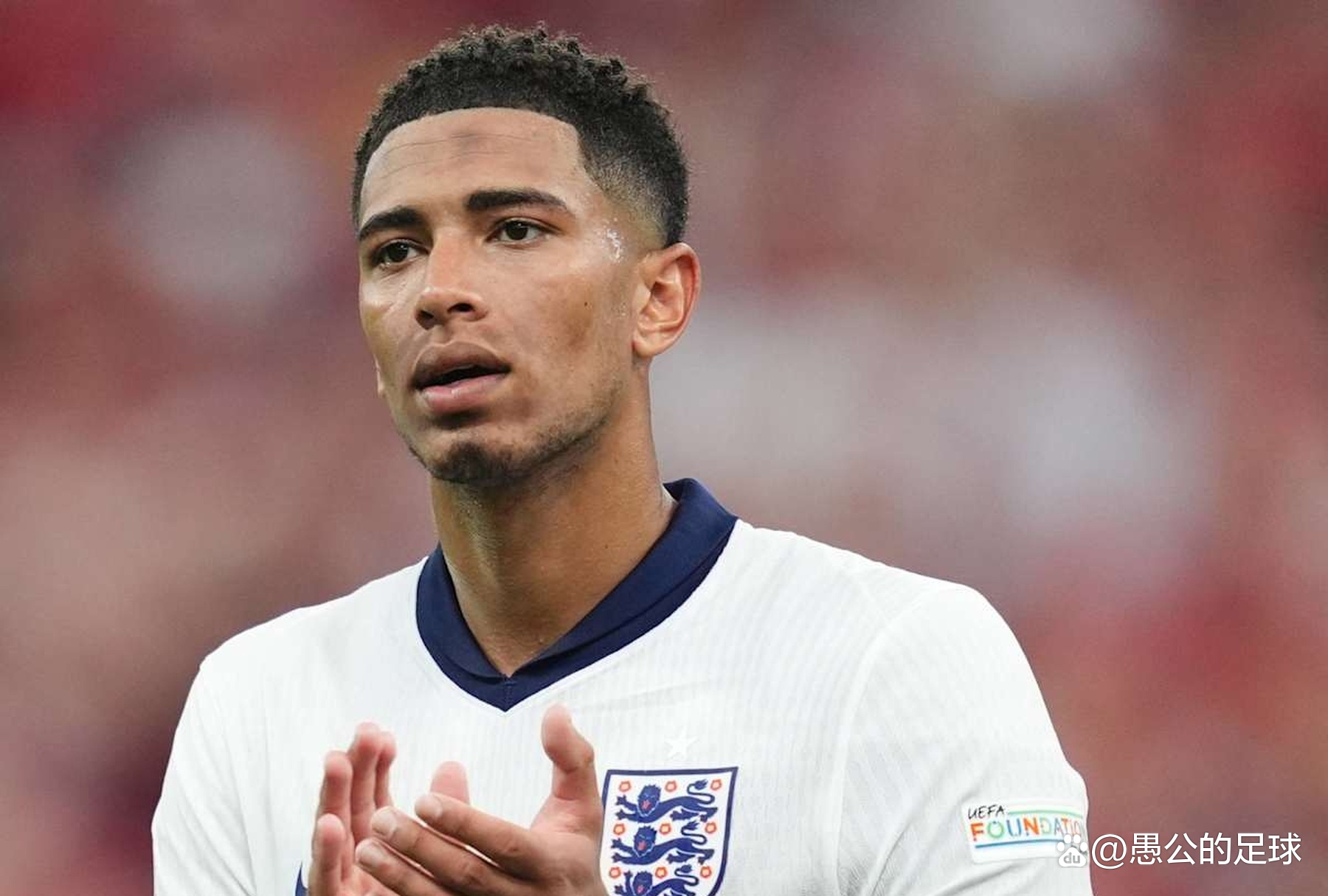 巴萨球员幸福满满，拉菲尼亚、3C、莱万与家人温馨相聚（巴萨众将其乐融融：拉菲尼亚、3C、莱万携家人温馨团聚）