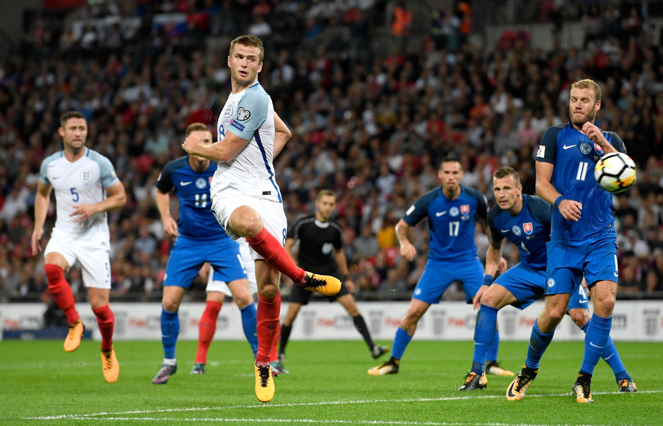 汉斯-弗里克对巴萨室内足球队的惊喜访问（汉斯-弗里克惊喜造访巴萨五人制球队）