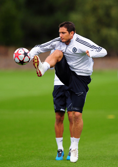 冠军捧杯时刻！这张合影里，有国乒三连冠的荣光，更有竞技体育的热血与温情！