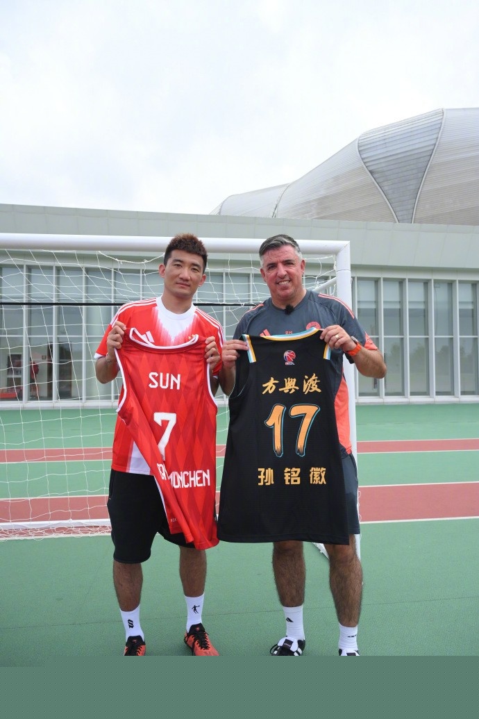 德尚在克莱枫丹问候球员：为卡马庆生、与坎特重逢